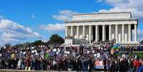 Manifestantes se re&uacute;nem em frente ao Lincoln Memorial em Washington DC  Foto: Getty Images / BBC News Brasil
