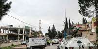 Ve&iacute;culos da Unifil passam perto de hospital destru&iacute;do por ataque israelense no sul do L&iacute;bano  Foto: ANSA / Ansa - Brasil