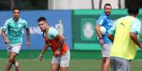 Abel Ferreira conversa com os jogadores antes de iniciar as atividades desta segunda &ndash;  Foto: Cesar Greco / Palmeiras / Jogada10