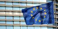 Bandeira da Uni&atilde;o Europeia tremula diante do Parlamento Europeu, em Estrasburgo, em abril de 2024.  Foto: AFP - FREDERICK FLORIN / RFI