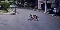 Crian&ccedil;as estavam sentadas antes de serem atropeladas  Foto: Reprodu&ccedil;&atilde;o/Redes sociais