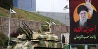 Tanques e m&iacute;sseis de fabrica&ccedil;&atilde;o nacional s&atilde;o exibidos em Teer&atilde;, Ir&atilde;, em 25 de mar&ccedil;o de 2026.  Foto: atemeh Bahrami/Anadolu via Getty Images