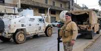 Um soldado libanês ao lado de um veículo da Unifil e de um caminhão do exército do Líbano, em meio à escalada das hostilidades entre Israel e o grupo Hezbollah, em 27 de março de 2026.  Foto: REUTERS - Karamallah Daher / RFI