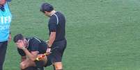 &Aacute;rbitro de Congo x Jamaica sentiu a panturrilha e precisou deixar o campo - Foto: Reprodu&ccedil;&atilde;o/Caz&eacute; TV / Jogada10