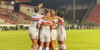 Crivelari &eacute; levantada por Aline Milene ap&oacute;s fazer o segundo gol s&atilde;o-paulino sobre o Atl&eacute;tico.&nbsp; Foto: Reprodu&ccedil;&atilde;o SporTV / Jogada10