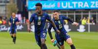 Vinicius J&uacute;nior e Gabriel Martinelli durante jogo contra a Fran&ccedil;a, no dia 26.03.2026. Foto: Associated Press / Alamy