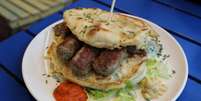 Ćevapi (Kebabs b&oacute;snios), um dos principais lanches da B&oacute;snia  Foto: Patrick Donovan / Getty Images