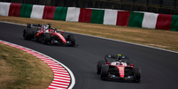 Lewis Hamilton e Charles Leclerc durante o Grande Pr&ecirc;mio de Suzuka. Foto: Scuderia Ferrari / Reprodu&ccedil;&atilde;o