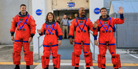 Os membros da tripulação da Artemis II, o astronauta da CSA (Agência Espacial Canadense) Jeremy Hansen e os astronautas da NASA Christina Koch, Victor Glover e Reid Wiseman, saem dos alojamentos da tripulação dentro do Edifício de Operações e Verificação Neil Armstrong em direção aos veículos de transporte da tripulação da Artemis, antes de viajarem para a Plataforma de Lançamento 39B como parte de um teste integrado de sistemas terrestres no Centro Espacial Kennedy da NASA, na Flórida, em 20 de setembro de 2023, para testar o cronograma da tripulação para o dia do lançamento.  Foto: NASA