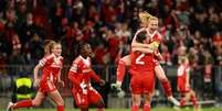 Jogadoras de Bayern e Manchester United em disputa de bola nas quartas de final da Champions Feminina &ndash;  Foto: Jasmin Walter/Getty Images / Jogada10