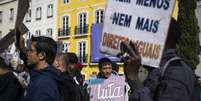 Ascensão da extrema direita em Portugal tem levado país a apertar as regras contra a imigração. Na foto, protesto de imigrantes em frente ao Parlamento, em Lisboa, em 25 de outubro de 2025.  Foto: AFP - PATRICIA DE MELO MOREIRA / RFI