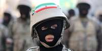 Um integrante da mil&iacute;cia volunt&aacute;ria iraniana Basij participa de uma marcha em Teer&atilde; em janeiro de 2025, antes da atual guerra  Foto: Majid Asgaripour/WANA/Reuters / BBC News Brasil
