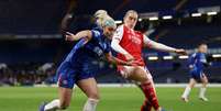  Foto: Warren Little/Getty Images - Legenda: Jogadoras de Chelsea e Arsenal em disputa de bola no Stamford Bridge / Jogada10