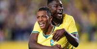Danilo e Luiz Henrique comemoram gol do Brasil  Foto:  Rich Storry / Getty Images