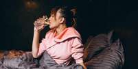 Beber &aacute;gua &agrave; noite pode atrapalhar seu sono  Foto: Freepik