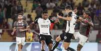 Matheuzinho tenta frear avan&ccedil;o do atacante Serna, do Fluminense &ndash;  Foto: Marcelo Gon&ccedil;alves / Fluminense / Jogada10