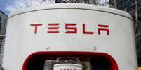 Carros da Tesla carregando em uma esta&ccedil;&atilde;o de carregamento Supercharger da fabricante de ve&iacute;culos el&eacute;tricos (VE) em Pequim, China, em 24 de mar&ccedil;o de 2025. REUTERS/Florence Lo  Foto: Reuters