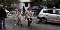 Um homem carrega um cachorro para um abrigo enquanto sirenes soam ap&oacute;s o Ir&atilde; lan&ccedil;ar m&iacute;sseis em dire&ccedil;&atilde;o a Israel, em meio ao conflito entre os EUA e Israel, em Tel Aviv, Israel, 1&ordm; de abril de 2026. REUTERS/Ronen Zvulun  Foto: Reuters
