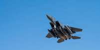 Guerra no Ir&atilde;: um ca&ccedil;a F-15 americano &eacute; abatido; pilotos s&atilde;o procurados (imagem ilustrativa).  Foto: via REUTERS - US AIR FORCE / RFI