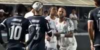  Foto: Reprodu&ccedil;&atilde;o - Legenda: Neymar e Diego Hern&aacute;ndez se desentendem em vit&oacute;ria do Santos na Vila Belmiro / Jogada10