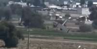 A aeronave momentos antes de colidir com o solo.  Foto: Reprodu&ccedil;&atilde;o/X/@noelalvaradom / Estad&atilde;o