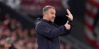 Hansi Flick durante partida do Barcelona contra o Newcastle nas oitavas de final da Champions - Foto: Eric Alonso/Getty Images / Jogada10