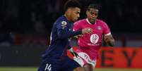 Jogadores de PSG e Toulouse em disputa de bola no Parque dos Pr&iacute;ncipes - Foto: Divulga&ccedil;&atilde;o/PSG / Jogada10