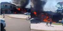 Avi&atilde;o caiu sobre restaurante em Cap&atilde;o da Canoa (RS) e deu in&iacute;cio a inc&ecirc;ndio  Foto: Reprodu&ccedil;&atilde;o/eduardopinzontv/Instagram