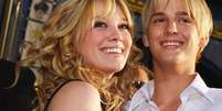 Hilary Duff e Aaron Carter, em 2003; cantor morreu em 2022  Foto: Lucy Nicholson/Getty Images