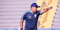 T&eacute;cnico Allan Aal orienta sua equipe durante o treino - Foto: Rafael Martins/ Londrina EC. / Jogada10