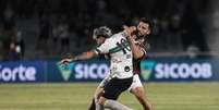 Ganso tenta chegar a tempo, mas Felipe Jonathan consegue recha&ccedil;ar para o Coritiba.  Foto: Lucas Mer&ccedil;on/Fluminense / Jogada10