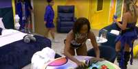 IZA mexeu na mesa tática da líder Samira para que brothers não vissem jogo  Foto: Reprodução/TV Globo