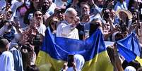 Papa saudou fiéis durante giro em papamóvel  Foto: ANSA / Ansa - Brasil