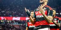 Paquetá vibrou ao fazer o terceiro gol do Flamengo sobre o Santos, neste 3 a 1, no Maracanã.  Foto: Adriano Fontes/Flamengo / Jogada10