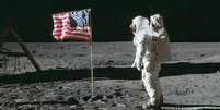 Buzz Aldrin diz que viu a bandeira americana cair devido à onda de choque gerada pela partida do módulo lunar  Foto: DW / Deutsche Welle