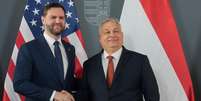 O primeiro-ministro h&uacute;ngaro, Viktor Orb&aacute;n, cumprimenta o vice-presidente dos EUA, JD Vance, em Budapeste, Hungria, em 7 de abril de 2026.  Foto: &copy; Jonathan Ernst / Reuters / RFI