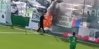 Ezequiel Schelotto pegou uma mangueira para apagar o inc&ecirc;ndio atr&aacute;s de um dos gols - Reprodu&ccedil;&atilde;o de v&iacute;deo Foto: Jogada10