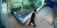 Um rapaz de 18 anos foi detido ap&oacute;s tentar invadir uma escola em Suzano, SP, armado com um fac&atilde;o  Foto: Reprodu&ccedil;&atilde;o/C&acirc;meras de Monitoramento
