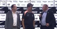 Marcelo Paz e Osmar Stabille apresentam Fernando Diniz em coletiva  Foto: Reprodu&ccedil;&atilde;o Youtube Corinthians TV