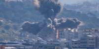 Coluna de fuma&ccedil;a se eleva ap&oacute;s um bombardeio israelense em Tyr, no L&iacute;bano, nesta quarta-feira, 8 de abril de 2026.  Foto: &copy; Reuters/Adnan Abidi / RFI
