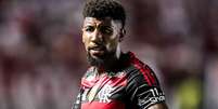 Lateral em campo pelo Flamengo –  Foto: Adriano Fontes/Flamengo - Legenda: CNRD condena Emerson Royal a pagar dívida à empresa esportiva de agente / Jogada10