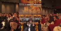 Fernanda Abreu diante do Cin&eacute;ma L'Arlequin e a plateia aplaudindo o document&aacute;rio  Foto: Reprodu&ccedil;&otilde;es