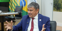 Wellington Dias sentado e gesticulando durante entrevista  Foto: BBC News Brasil / BBC News Brasil