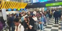 Passageiros aguardam em filas ap&oacute;s pane afetar a programa&ccedil;&atilde;o dos voos em S&atilde;o Paulo  Foto: Reprodu&ccedil;&atilde;o/TV Globo / Estad&atilde;o