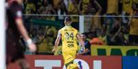 Jo&atilde;o Victor explode de alegria ap&oacute;s fazer um gol hist&oacute;rico para o&nbsp; Mirassol.&nbsp;  Foto: Divulga&ccedil;&atilde;o / Conmebol / Jogada10