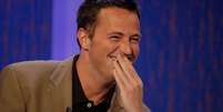 Matthew Perry, de 54 anos, foi encontrado morto na sua casa em Los Angeles em 2023, depois de anos de luta contra a depress&atilde;o e a depend&ecirc;ncia Foto: BBC News Brasil