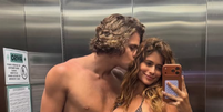 Isadora Cruz e Lucas Pinheiro em clique no elevador Foto: Reprodu&ccedil;&atilde;o/Instagram/Isadora Cruz