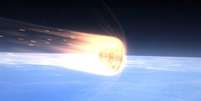 Impressão artística da cápsula Orion reentrando na atmosfera terrestre, descendo sobre a superfície do planeta, rodeada por um brilho ardente  Foto: NASA / BBC News Brasil