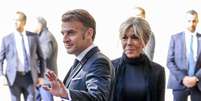 O presidente franc&ecirc;s Emmanuel Macron (E) e sua esposa Brigitte (D) chegam ao p&aacute;tio de S&atilde;o D&acirc;maso para o encontro com o Papa Le&atilde;o XIV no Vaticano, em 10 de abril de 2026.  Foto: Riccardo De Luca/Anadolu via Getty Images