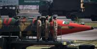 Militares paquistaneses exibem m&iacute;ssil com capacidade nuclear em Islamabad  Foto: AFP via Getty Images / BBC News Brasil